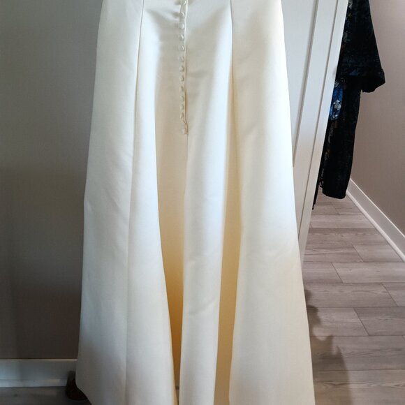 A new ivory satin simple elegant wedding gown in size 10 - Picture 4 of 7
